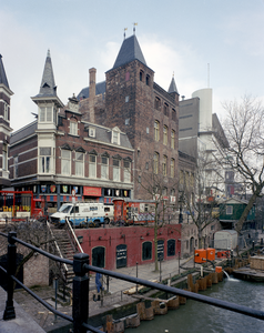 115883 Gezicht op het café-restaurant King Arthur (links, Oudegracht 101-103) en het stadskasteel Oudaen (Oudegracht ...